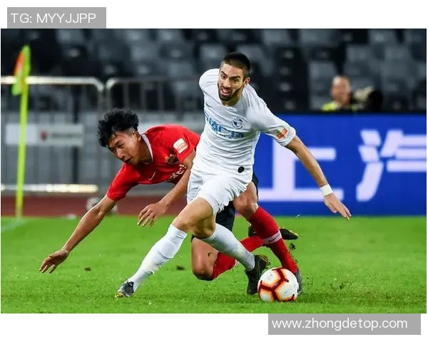 大连一方与武汉卓尔激战正酣争夺中超联赛关键三分的精彩对决